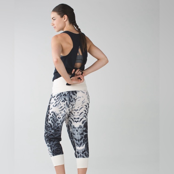 Lululemon• Dance to yoga pants • size 4 - Picture 3 of 9